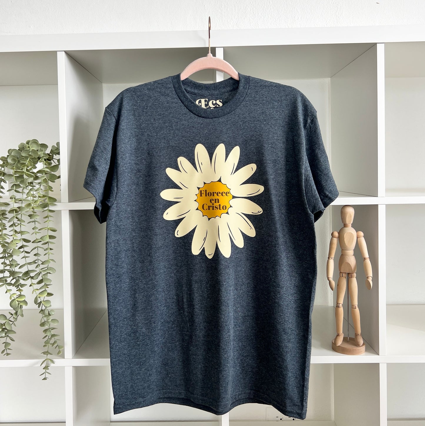 Florece en Cristo  T-Shirt